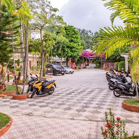 Coconut Resort Hotel Patong Екстериор снимка